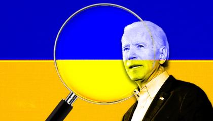 Biden in front of a Ukraine flag 